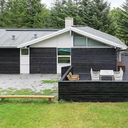 Four-bedroom Holiday In 9