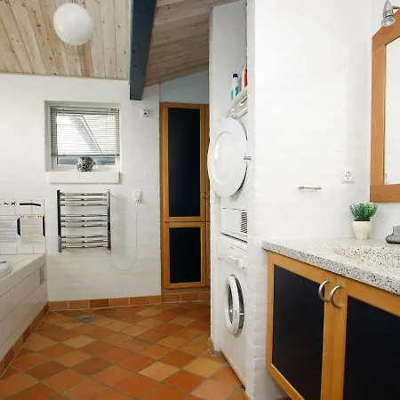 Vakantiehuis Four-bedroom Holiday In 9 *