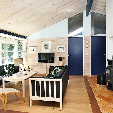 Vakantiehuis Four-bedroom Holiday In 9