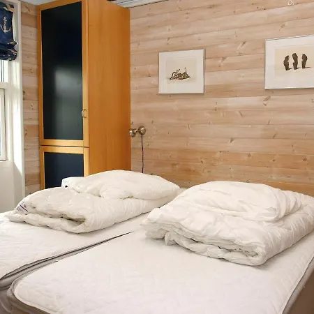 Four-bedroom Holiday In 9 *