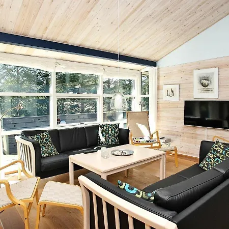 Four-bedroom Holiday In 9 *