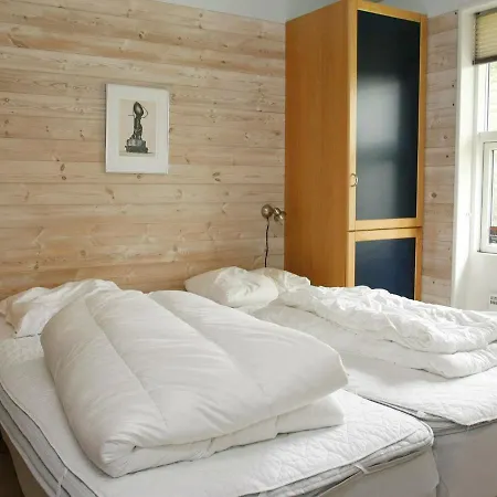 Vakantiehuis Four-bedroom Holiday In 9