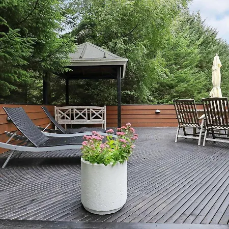 Four-bedroom Holiday In 9 *